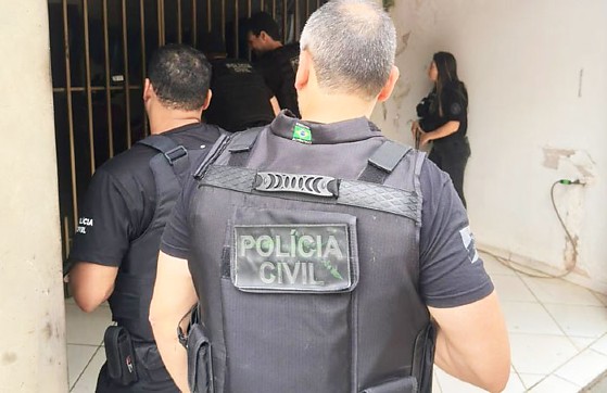 Motorista bêbado perde controle e carro cai sobre casa