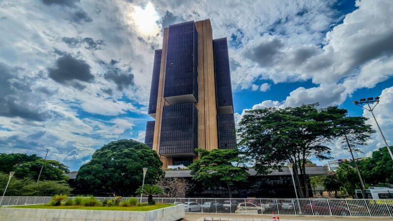 Juros pressionam a dívida mais que gastos públicos, dizem economistas