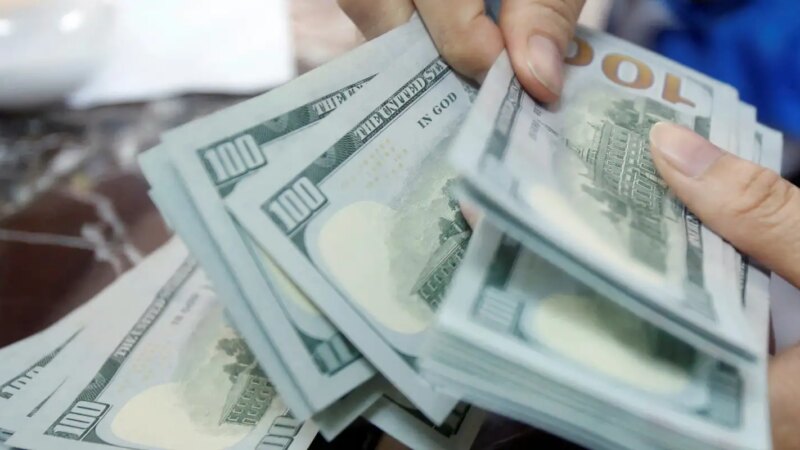 Dólar supera R$ 5 e bolsa cai quase 2% em dia de turbulência