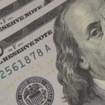 dolar-sobe-a-r$-5,06,-e-bolsa-cai-com-tensao-global-e-ruido-politico