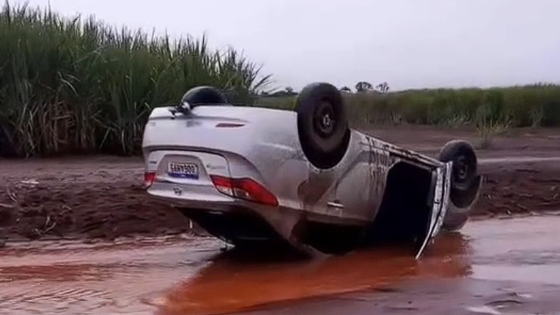 Carro capota em estrada de Laguna Carapã e ocupantes escapam sem ferimentos