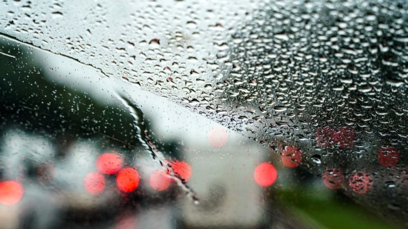 Semana começa com chuva persistente, ventos fortes e risco de ressaca no Sul de SC