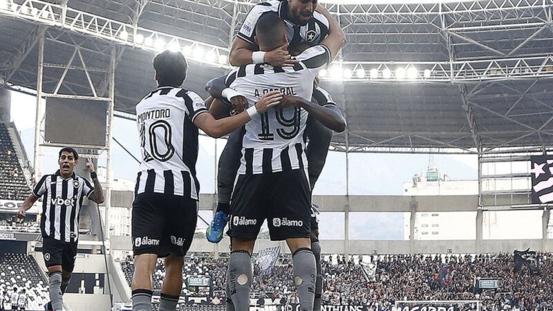 Botafogo vence Corinthians pelo Brasileirão com três de Arthur Cabral