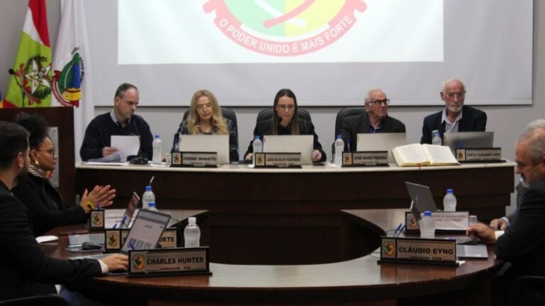 sessao-da-camara-de-forquilhinha-aprova-projetos-de-infraestrutura-e-homenageia-personalidade-do-municipio