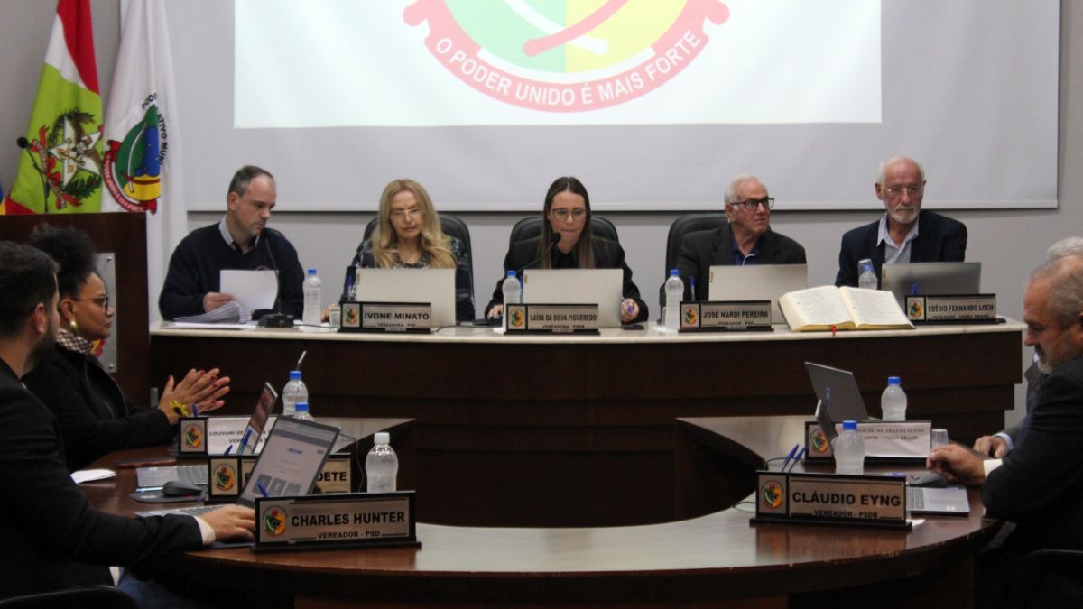 Sessão da Câmara de Forquilhinha aprova projetos de infraestrutura e homenageia personalidade do município