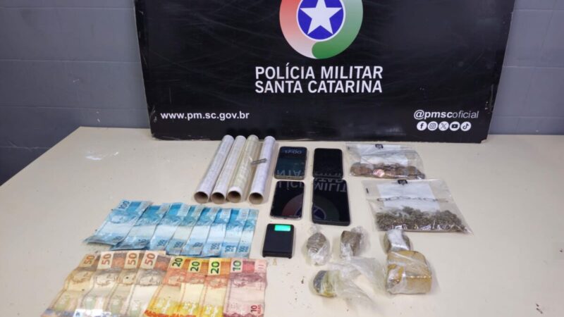 Casal é preso por suspeita de tráfico de drogas no bairro Vida Nova, em Siderópolis