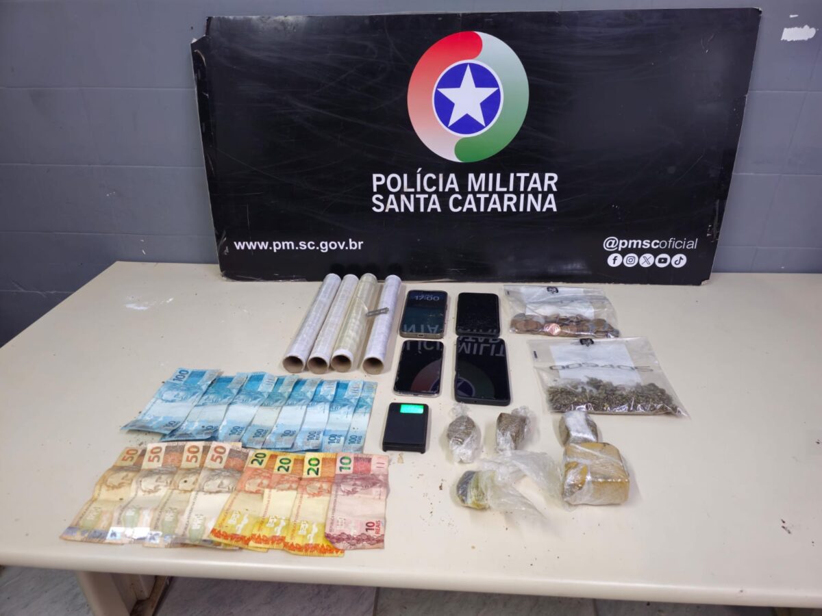 Casal é preso por suspeita de tráfico de drogas no bairro Vida Nova, em Siderópolis