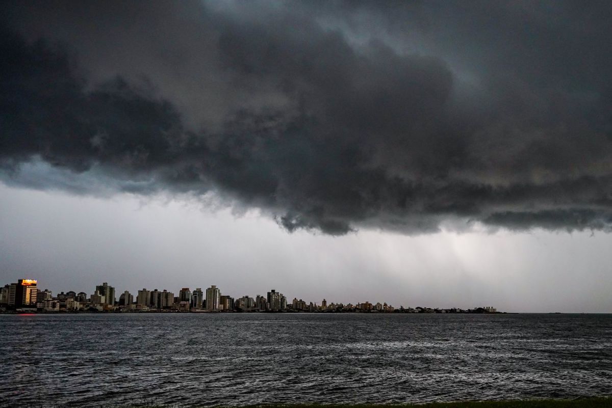 Frio intenso, mar agitado e temporais marcam a semana