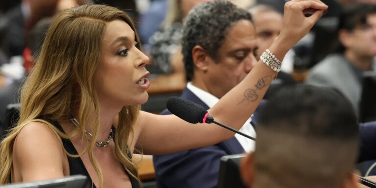 erika-hilton-rejeita-negociacao-sobre-compensacoes-na-pec-da-6×1 
