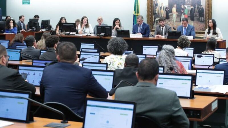 CCJ da Câmara adia análise de PEC sobre redução da maioridade penal