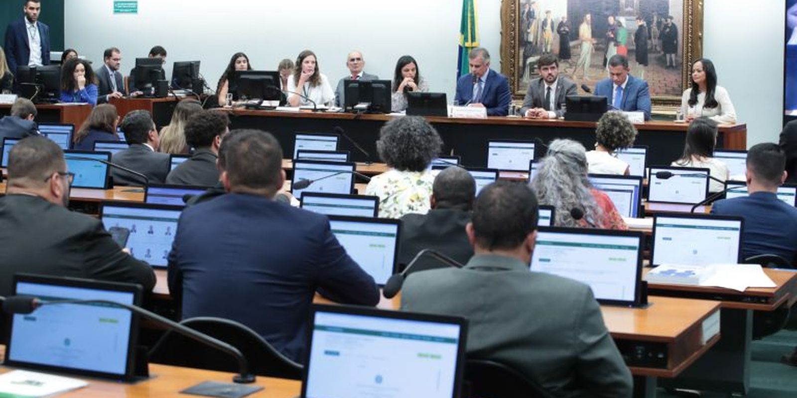 ccj-da-camara-adia-analise-de-pec-sobre-reducao-da-maioridade-penal