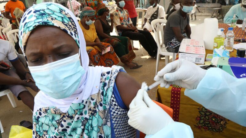 Vacina contra cepa do ebola na África pode demorar até 9 meses