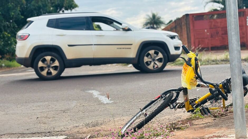 (Vídeo) MS: Ciclista fica ferido ao cruzar avenida e ser atingido por Jeep – Folha de Dourados – Notícias de Dourados-MS e região