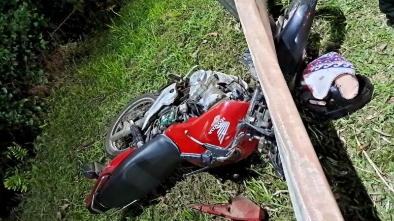Bombeiros de Forquilhinha socorrem motociclista com ferimentos graves após queda na SC-446