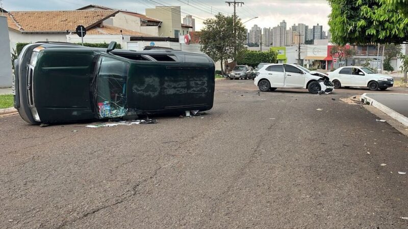 Forte colisão entre carros deixa cenário de destruição em Campo Grande
