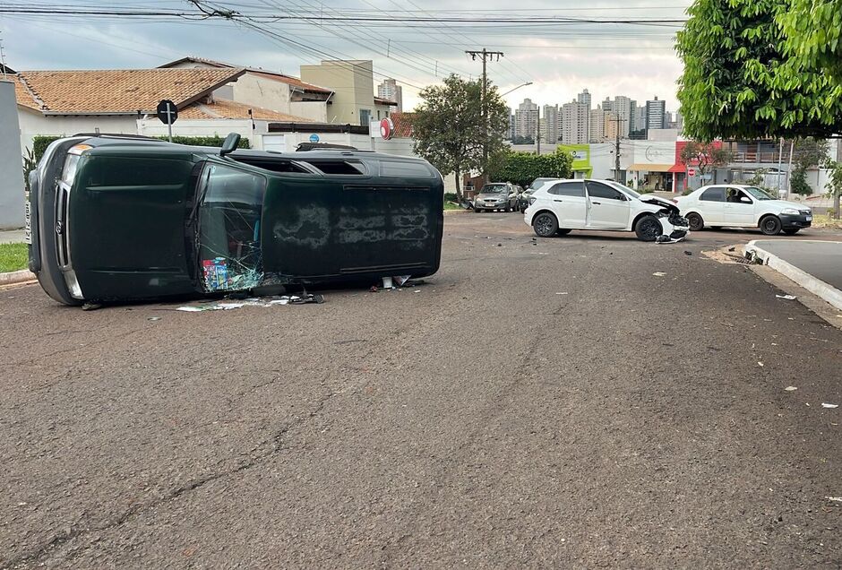 Forte colisão entre carros deixa cenário de destruição em Campo Grande