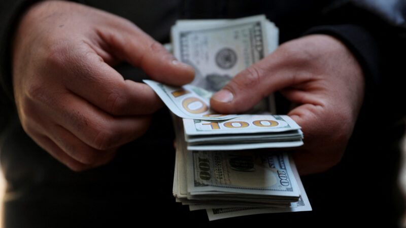 Dólar fecha estável em R$ 5,02 após ataque dos EUA reduzir chance de acordo com Irã