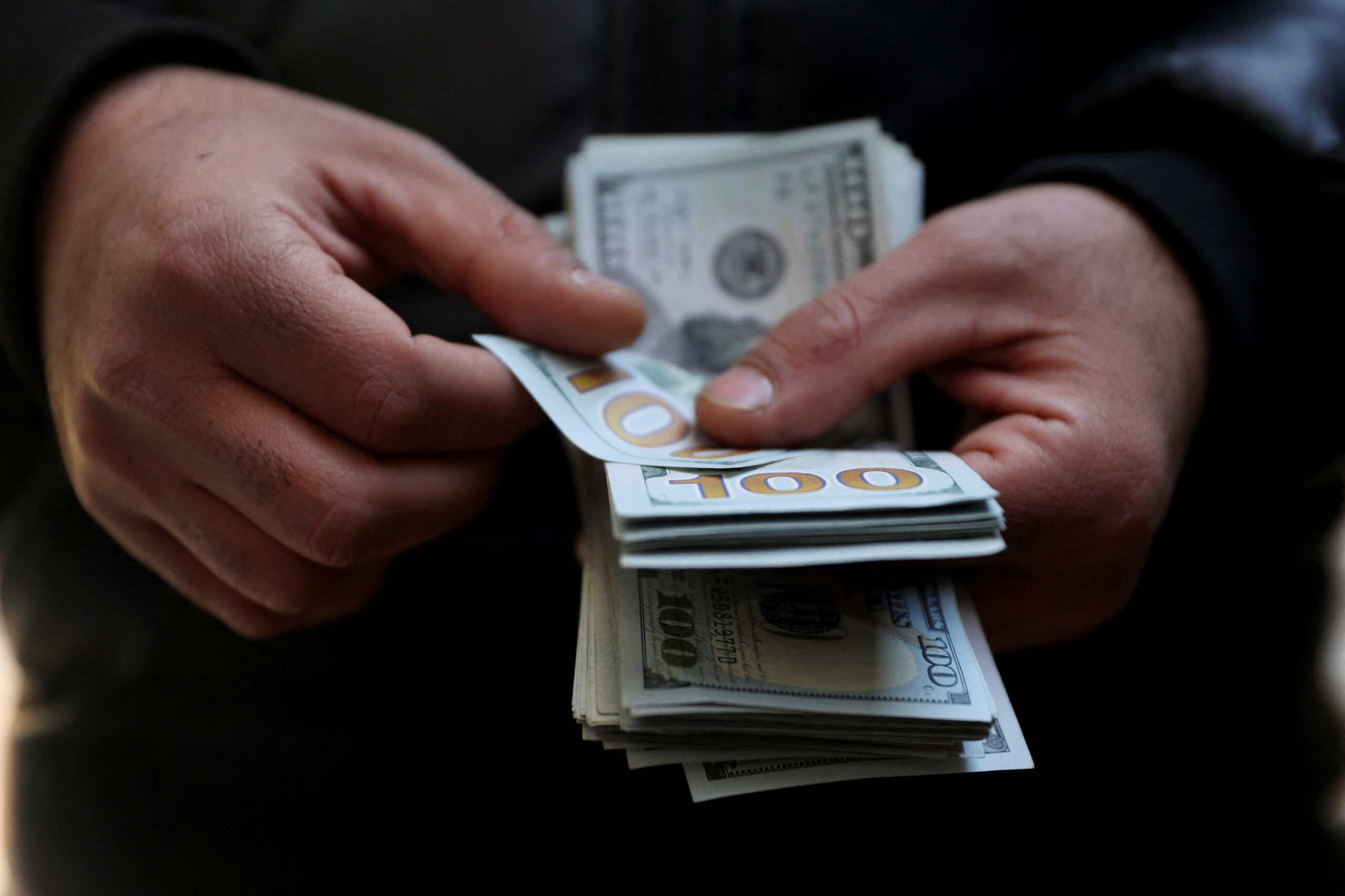 Dólar fecha estável em R$ 5,02 após ataque dos EUA reduzir chance de acordo com Irã