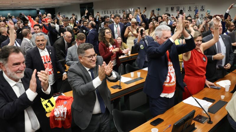 Comissão aprova relatório de PEC que acaba com escala 6X1