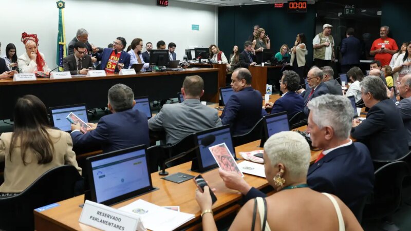 Oposição critica PEC do fim da escala 6×1 durante votação na Comissão