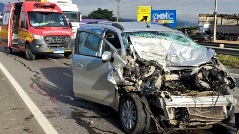 Bombeiros de Forquilhinha atendem acidente entre carro e caminhão-tanque na BR-101