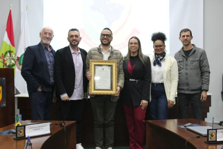 escola-angelo-ize-e-homenageada-com-mocao-de-aplauso-na-camara-de-forquilhinha