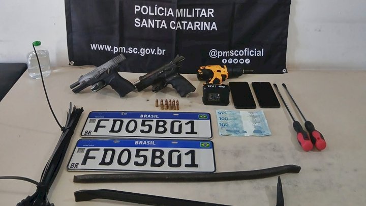 Dois foragidos da Justiça são presos com armas de fogo em Balneário Gaivota