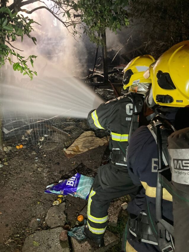 Incêndio destrói residência no Morro do Cascalho em Araranguá