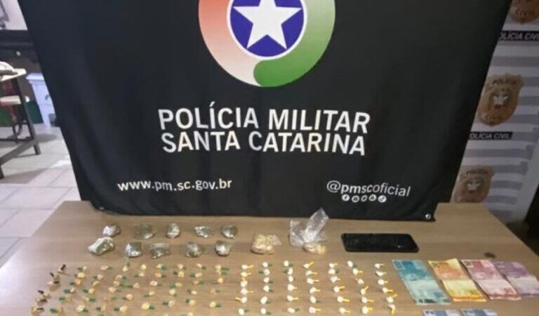 Gritos de socorro levam PM a descobrir ponto de tráfico de drogas e prender casal em Passo de Torres