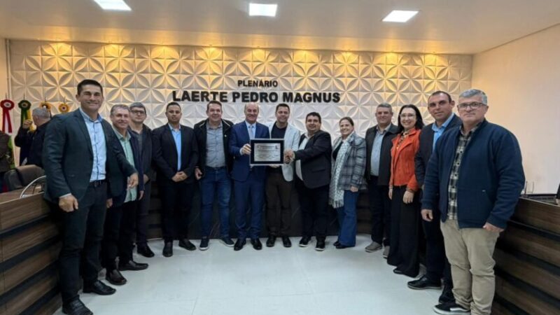 Zé Milton recebe título de Cidadão Honorário de São João do Sul e anuncia R$ 1 milhão para Rua Coberta