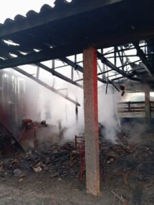 Incêndios mobilizam bombeiros e destroem edificações em Jacinto Machado e Santa Rosa do Sul