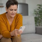 maes-aposentadas:-como-organizar-financas-ajudando-a-familia