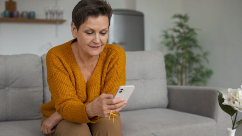 Mães aposentadas: como organizar finanças ajudando a família