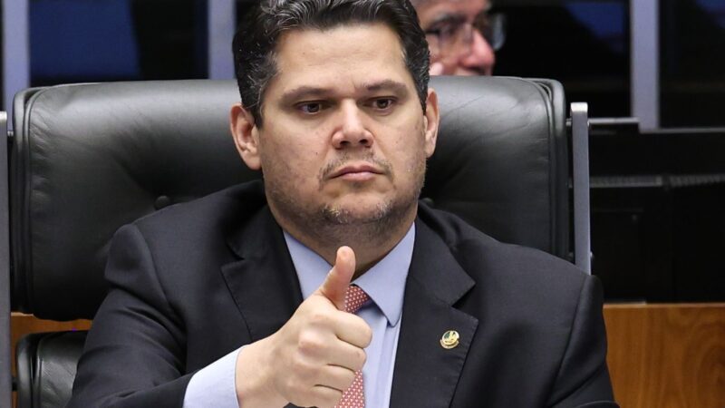 Alcolumbre sugere “melhorar” 6×1 e quer passar PEC por comissões