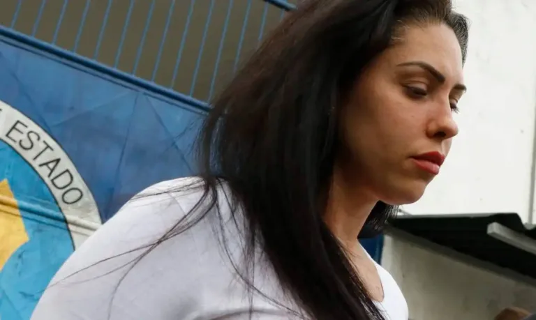 monique-medeiros,-mae-de-henry-borel,-e-solta-apos-receber-perdao-judicial