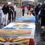 fieis-enfrentam-chuva-para-fazer-tapetes-de-corpus-christi-no-rio