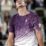 joao-fonseca-luta,-mas-da-adeus-a-roland-garros-apos-reves-para-mensik