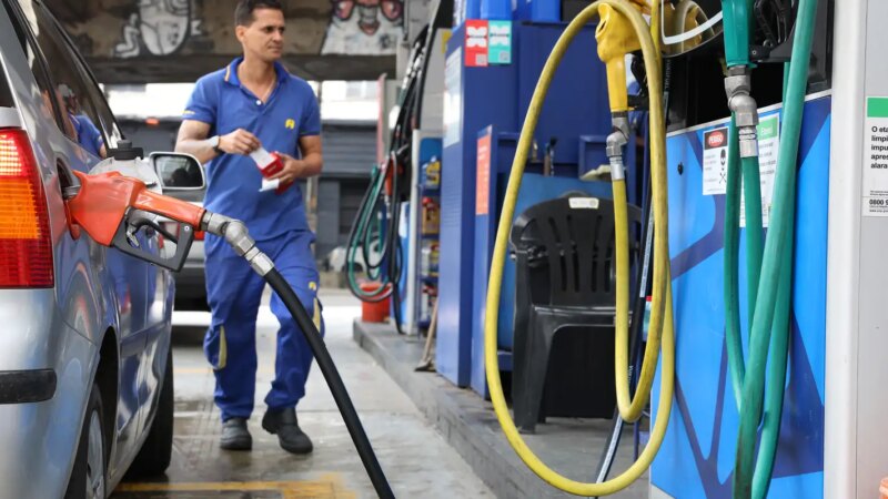 Vendas no comércio recuam 1,5% em abril, impactadas por combustíveis