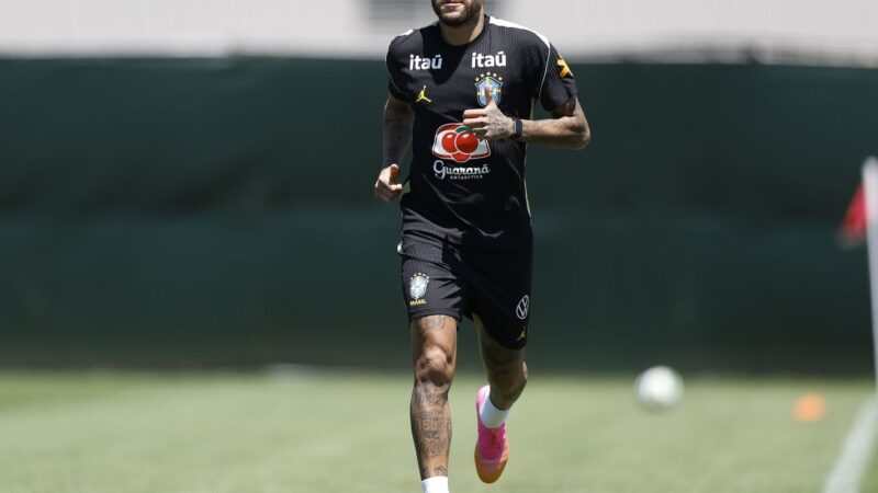 Neymar vai a campo pela primeira vez em treino da seleção brasileira