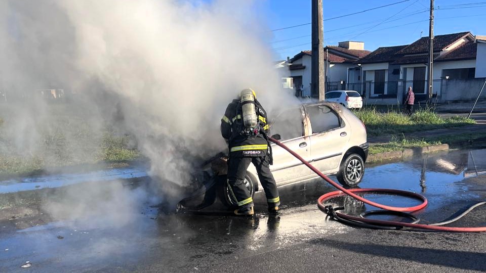 Carro é destruído por incêndio no Bairro Saturno