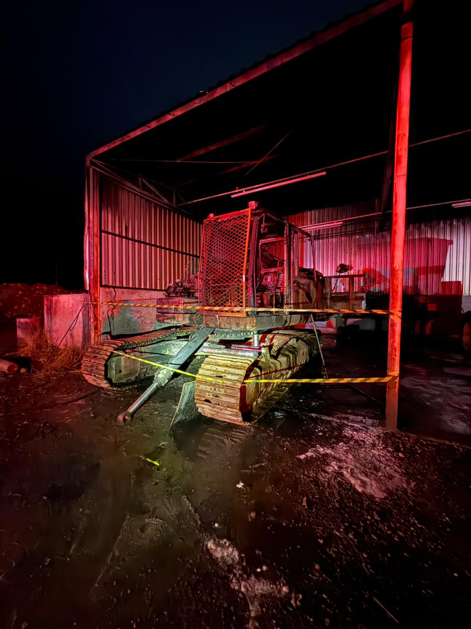 incendio-atinge-escavadeira-em-empresa-de-sideropolis-–-sideropolis-noticias