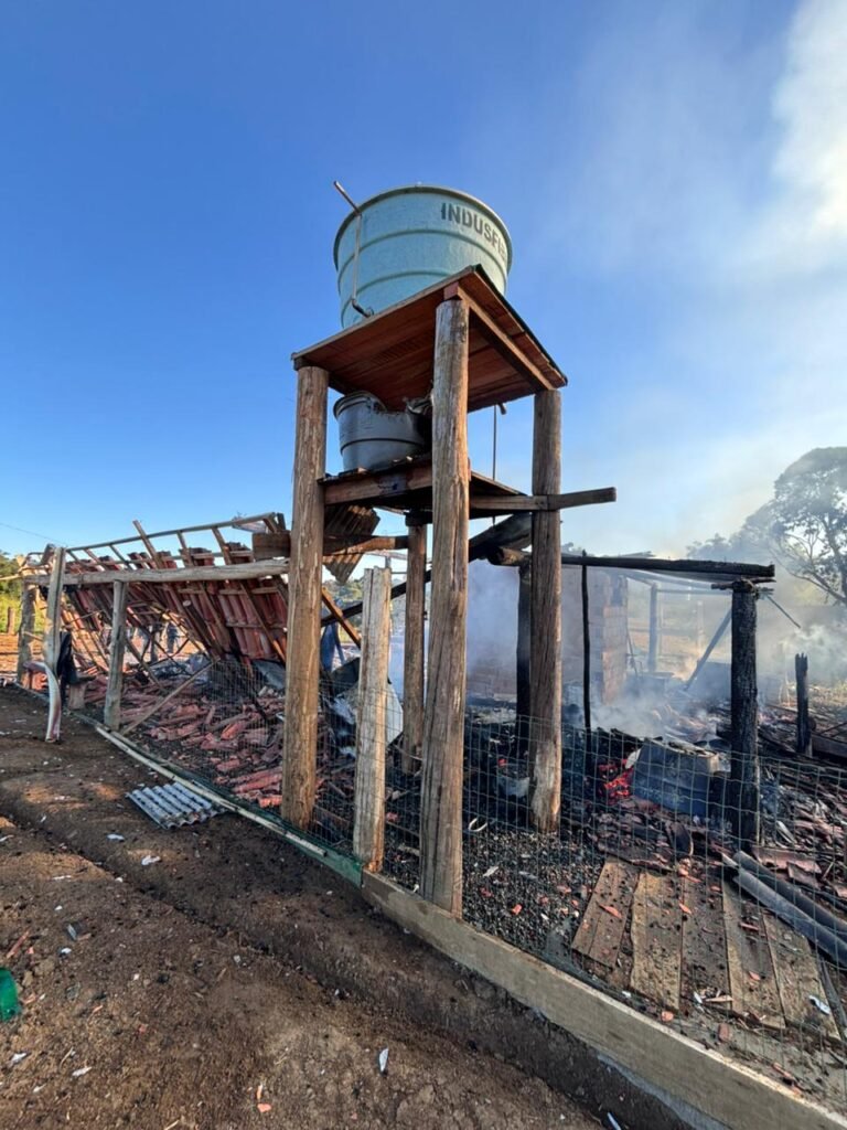 incendio-destroi-residencia-e-veiculo-em-treviso-–-sideropolis-noticias