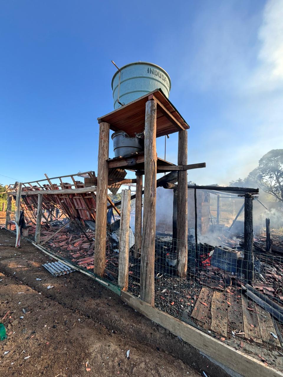 incendio-destroi-residencia-e-veiculo-em-treviso-–-sideropolis-noticias