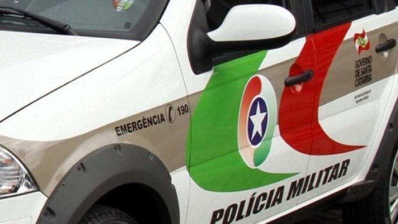 Dupla invade estabelecimento, ameaça vítima e foge com dinheiro em Araranguá