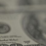 dolar-recua,-bolsa-cai-e-petroleo-dispara-com-tensao-no-oriente-medio