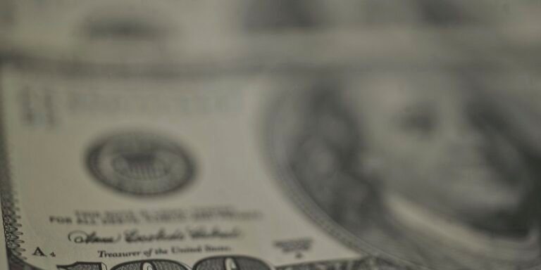 dolar-recua,-bolsa-cai-e-petroleo-dispara-com-tensao-no-oriente-medio