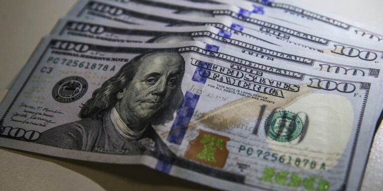 dolar-cai-ao-menor-nivel-em-tres-semanas;-bolsa-sobe-1,22%