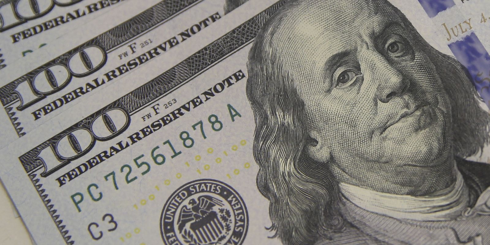 dolar-encosta-em-r$-5,10-com-tarifaco-e-tensao-global