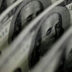 dolar-sobe-para-r$-5,11,-e-bolsa-fica-estavel,-apesar-de-tensao-global