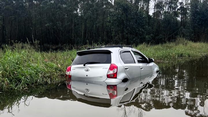 motorista-e-resgatado-apos-carro-ficar-preso-em-area-alagada-no-bairro-verdinho